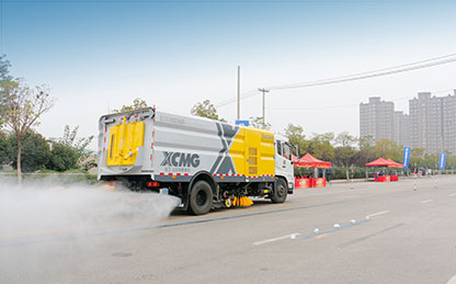 NG电子游戏洗扫车助力第四届江苏省环卫行业蹊径机械化清扫职业手艺竞赛