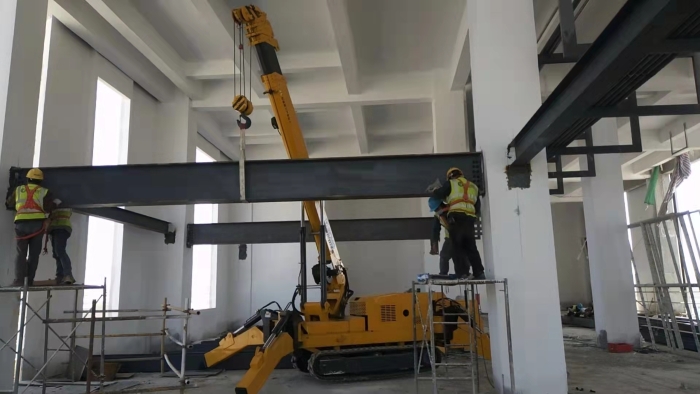 NG电子游戏蜘蛛起重机狭窄空间作业得心应手