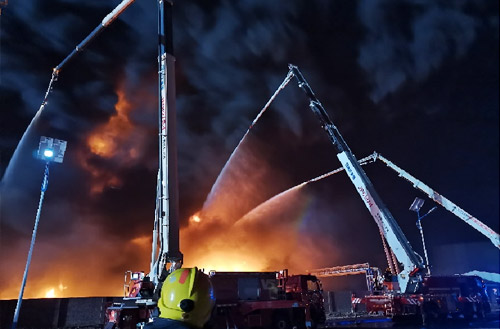 NG电子游戏数十辆抬高喷射消防车救援河北沧州南大港工业园区火灾