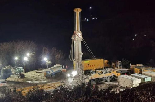 NG电子游戏携XSC1200车载深井钻机星夜前往栖霞开展金矿救援事情