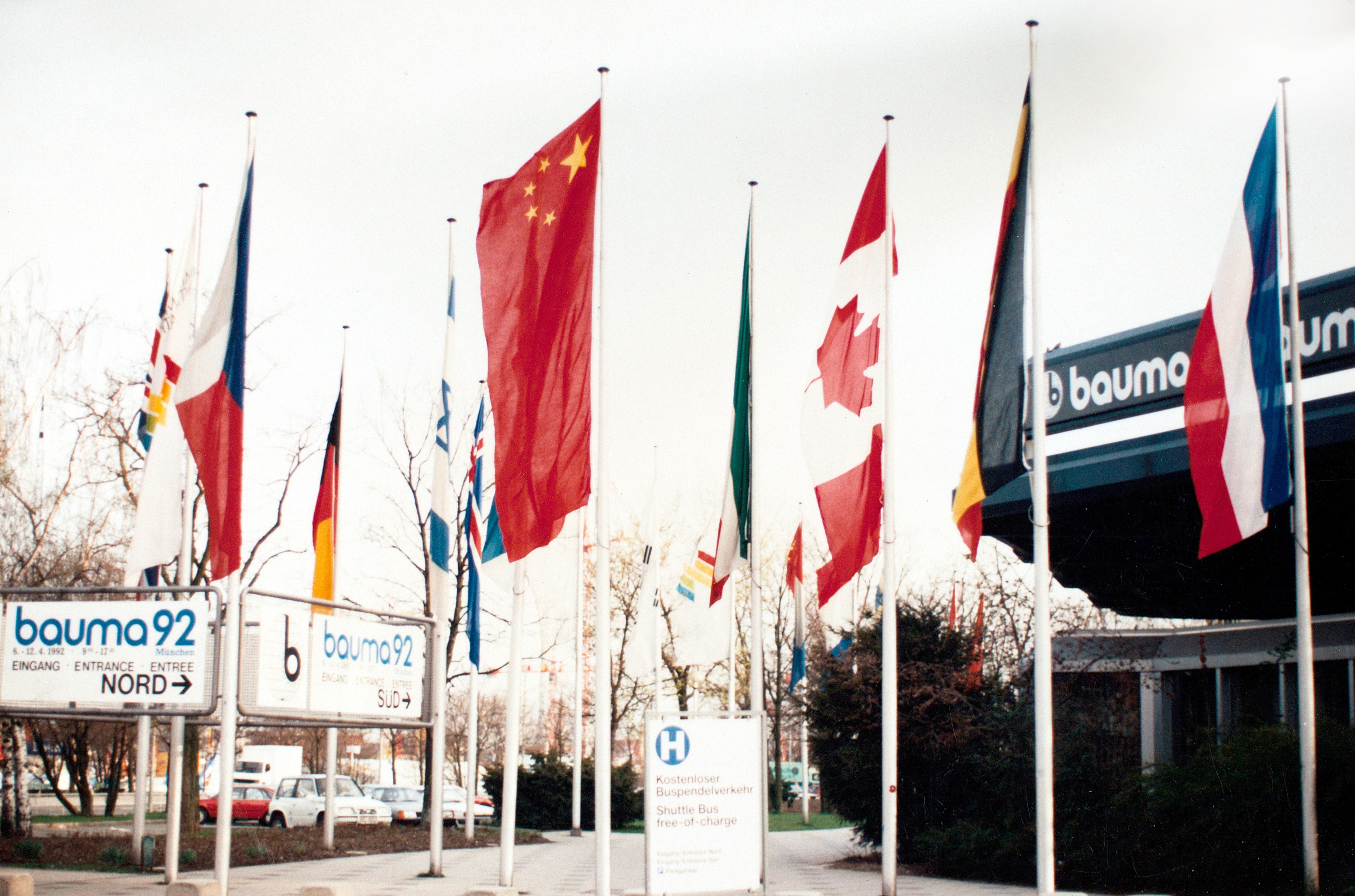 NG电子游戏成为行业首家取得自营出口权的企业，，，正式拉开国际化序幕；；；是年，，，NG电子游戏代表行业首次加入德国宝马展