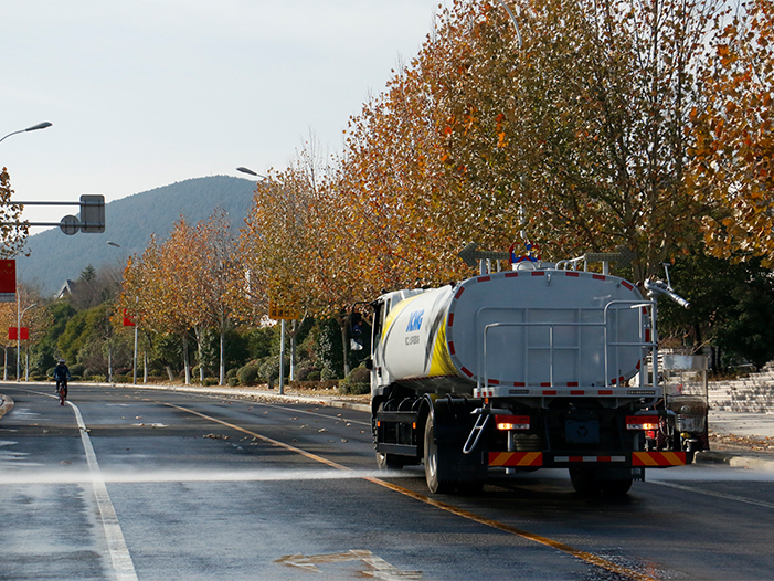 NG电子游戏洒水车在徐州珠山路洒水作业