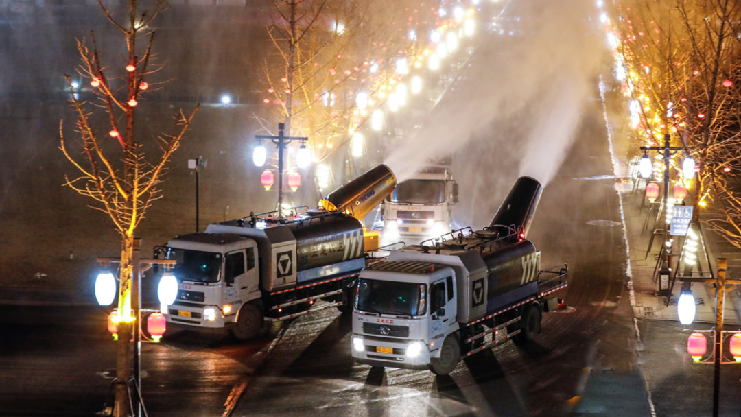 NG电子游戏多功效抑尘车在河北正定喷洒消毒液