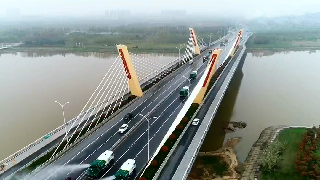 NG电子游戏环卫装备在六安赤壁路大桥作业