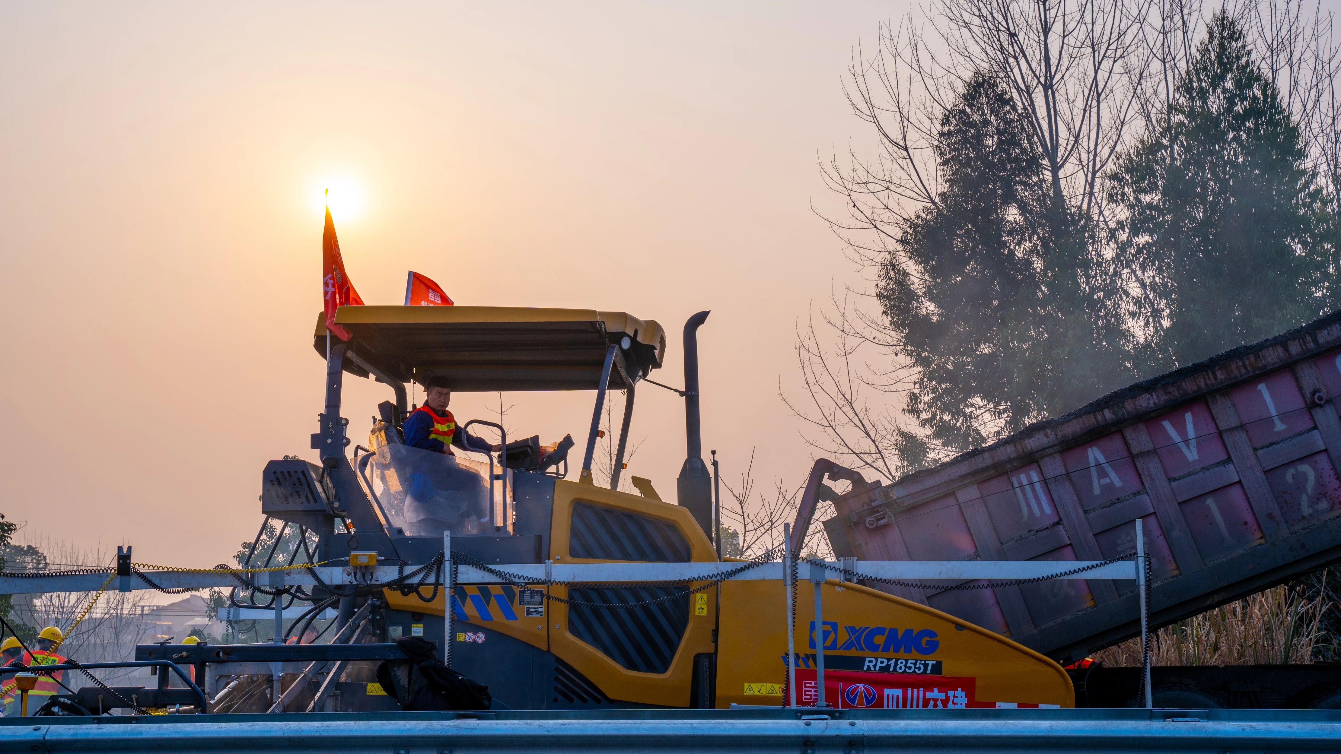 18天！！！NG电子游戏成套沥青路面装备助力成绵高速罩面施工！！！