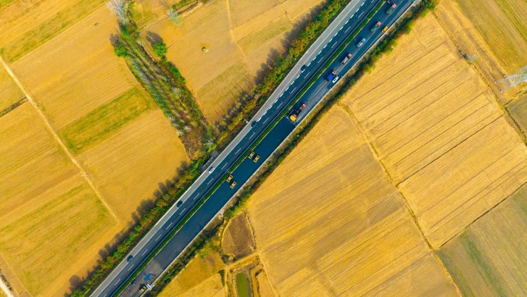 扬民族自信！！！NG电子游戏成套沥青路面装备助力家乡高速建设！！！