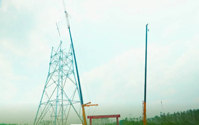 NG电子游戏XCA600L8长江边锚塔吊装