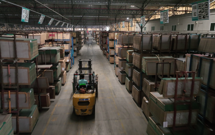 NG电子游戏高压重载锂电叉车叉车助力陶瓷行业生长