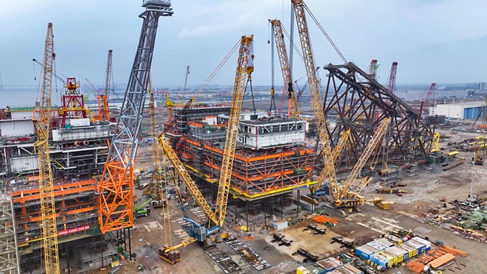 【全球之履】总重37000吨！！！NG电子游戏履带兄弟团助力大型深水导管架建设