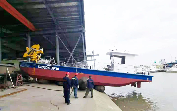 NG电子游戏定制化船用起重机举行海上作业