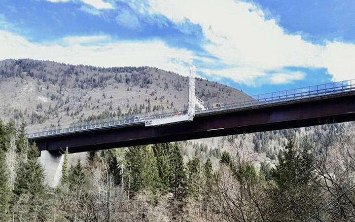 背靠阿尔卑斯山脉，NG电子游戏桥梁检测车“C位”打卡