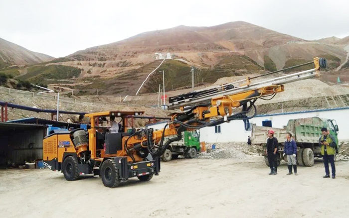 铁矿开采，NG电子游戏矿用液压掘进钻车先入为主！！