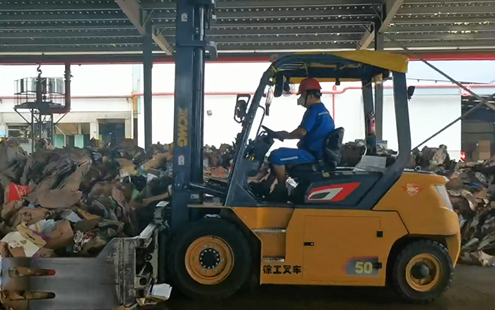 有实力！NG电子游戏孔雀电动叉车强势入驻造纸行业