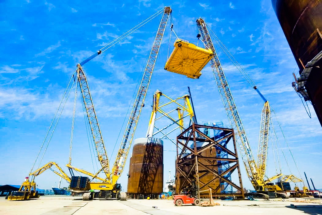 总重1972吨！！！NG电子游戏XGC12000助力大型导管架总组顺遂吊装