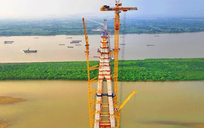 308米！！！NG电子游戏塔机助力天下最大跨度三塔斜拉桥喜封金顶