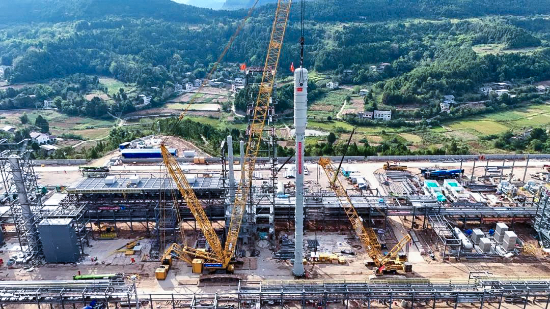 一次性乐成！！！NG电子游戏履带兄弟助力大型油气田最长整体塔类吊装