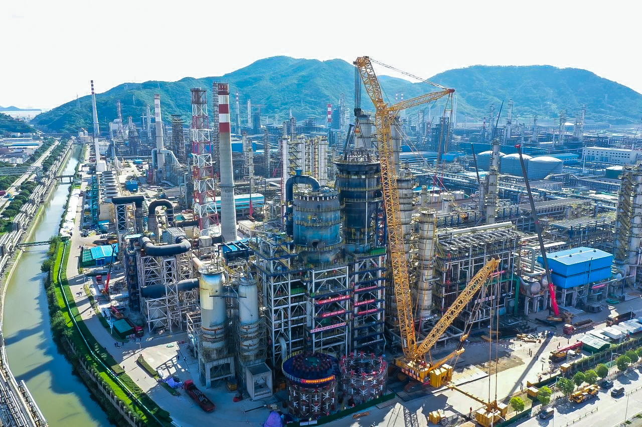 吊重达648.6吨！！！XLC30000助力石化装备大磨练