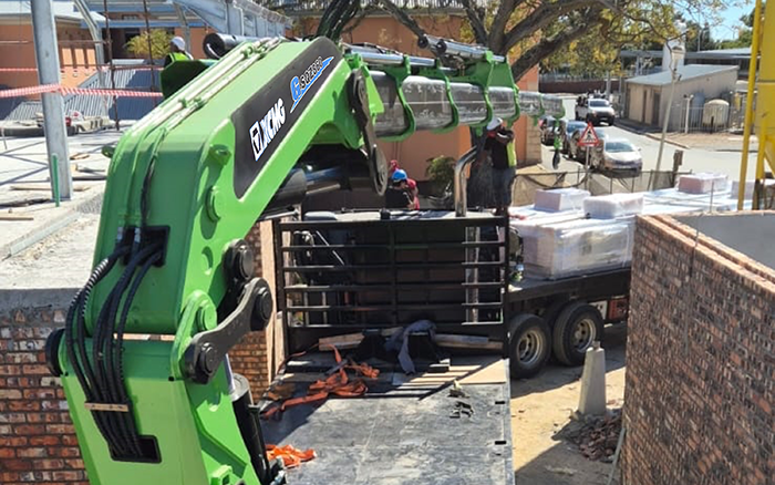 NG电子游戏GSQZ860折叠臂随车起重机在作业中 展现强盛稳固的跨障能力