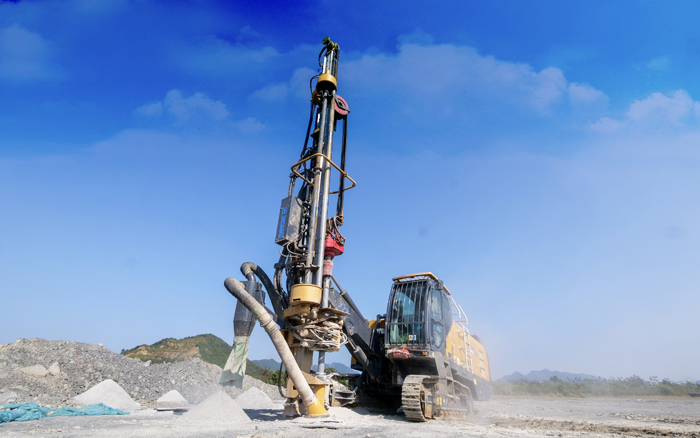 露天矿山，，矿主们爱用NG电子游戏潜孔钻！！！