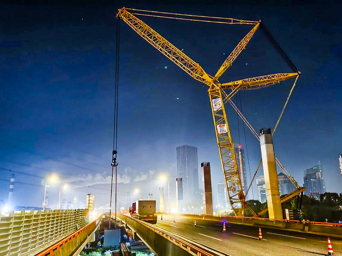 仅用4小时！！！XGC650跨高速助力沿江通道钢盖梁乐成吊装