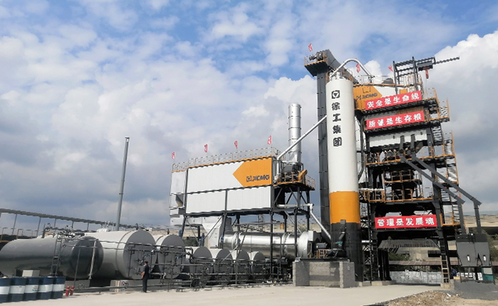 NG电子游戏4000型沥青站 在鹤大高速大显身手！！！