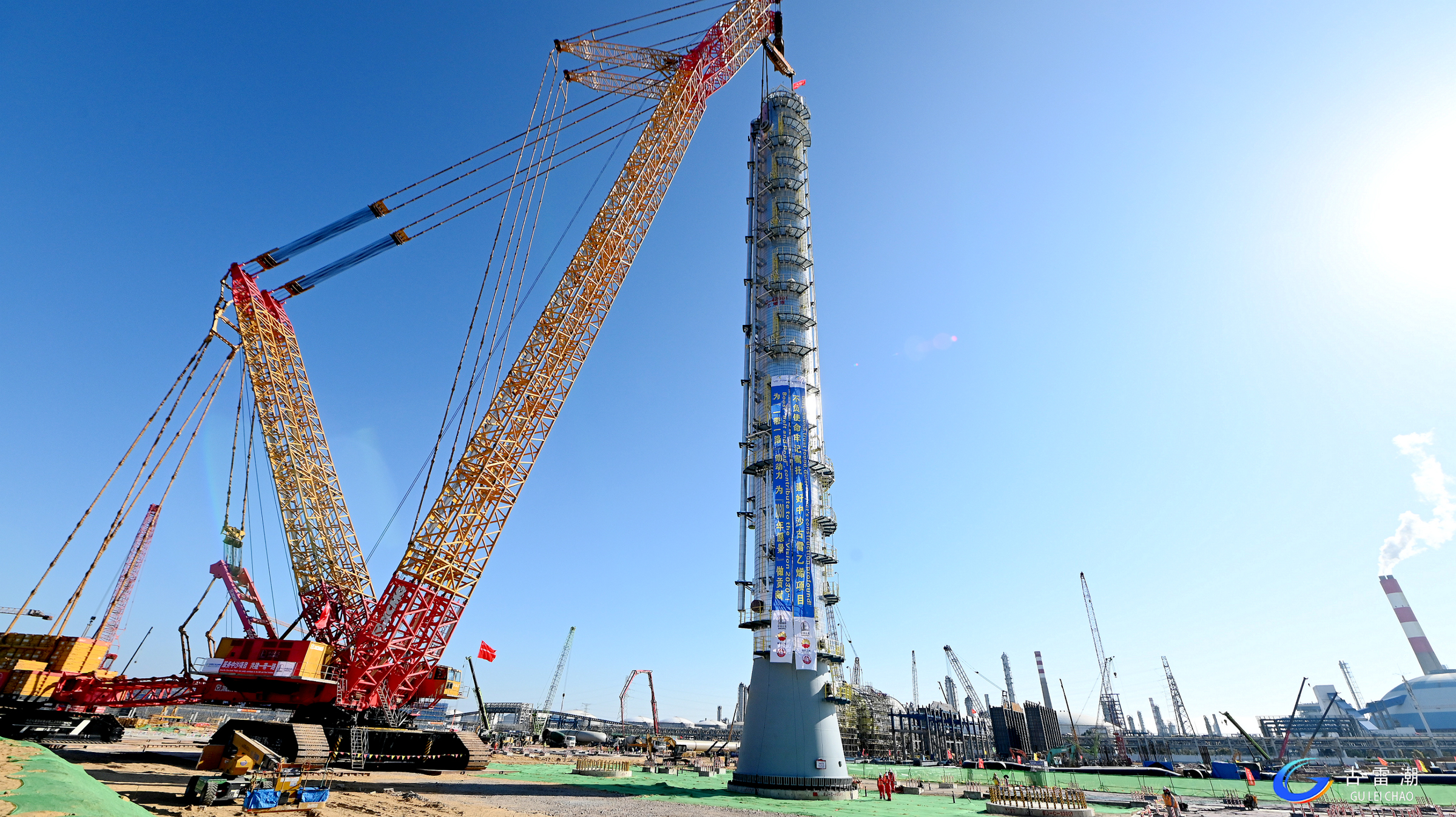 吊重1150吨！！！XGC88000助力大型石化项目首台千吨级装备精准就位