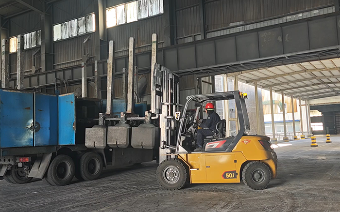 NG电子游戏孔雀高性能重载锂电叉车助力冶金行业加速生长