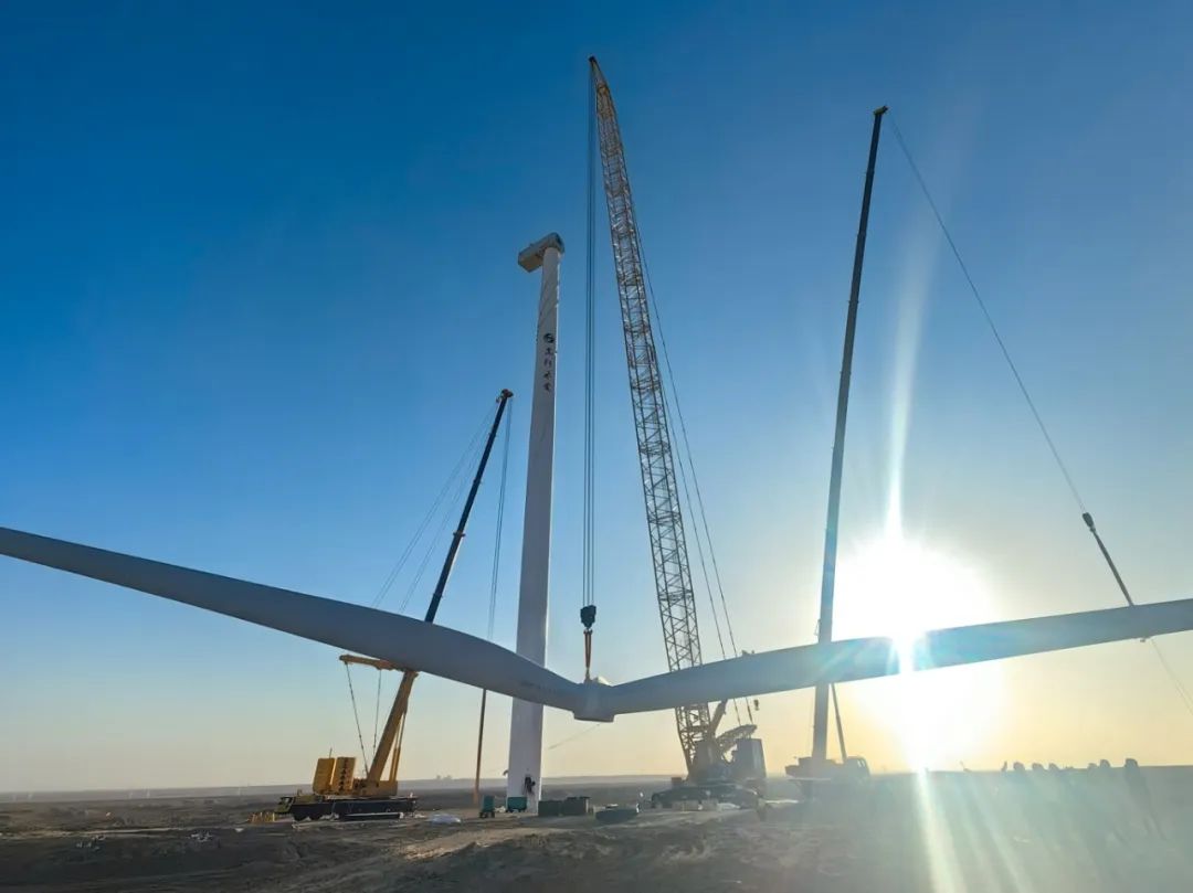 “零误差”！！！西北沙漠现风电“超等大片”，，NG电子游戏XLC18000M领衔多机协同吊装