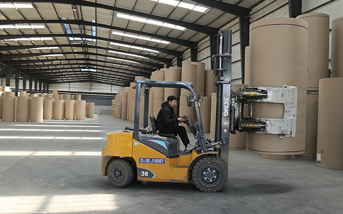 NG电子游戏新E叉车，，为纸厂搬运难题 “精准破局”