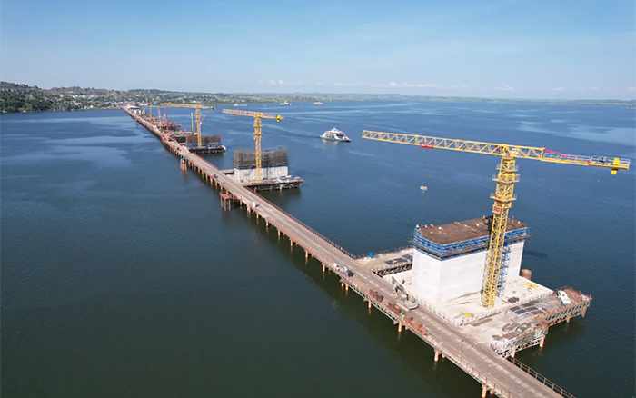 3200米超等工程！！！NG电子游戏塔机助建东非第一长桥