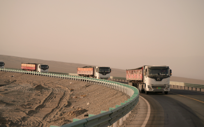 NG电子游戏新能源重卡：：在沙丘瀚海汹涌绿色新动能