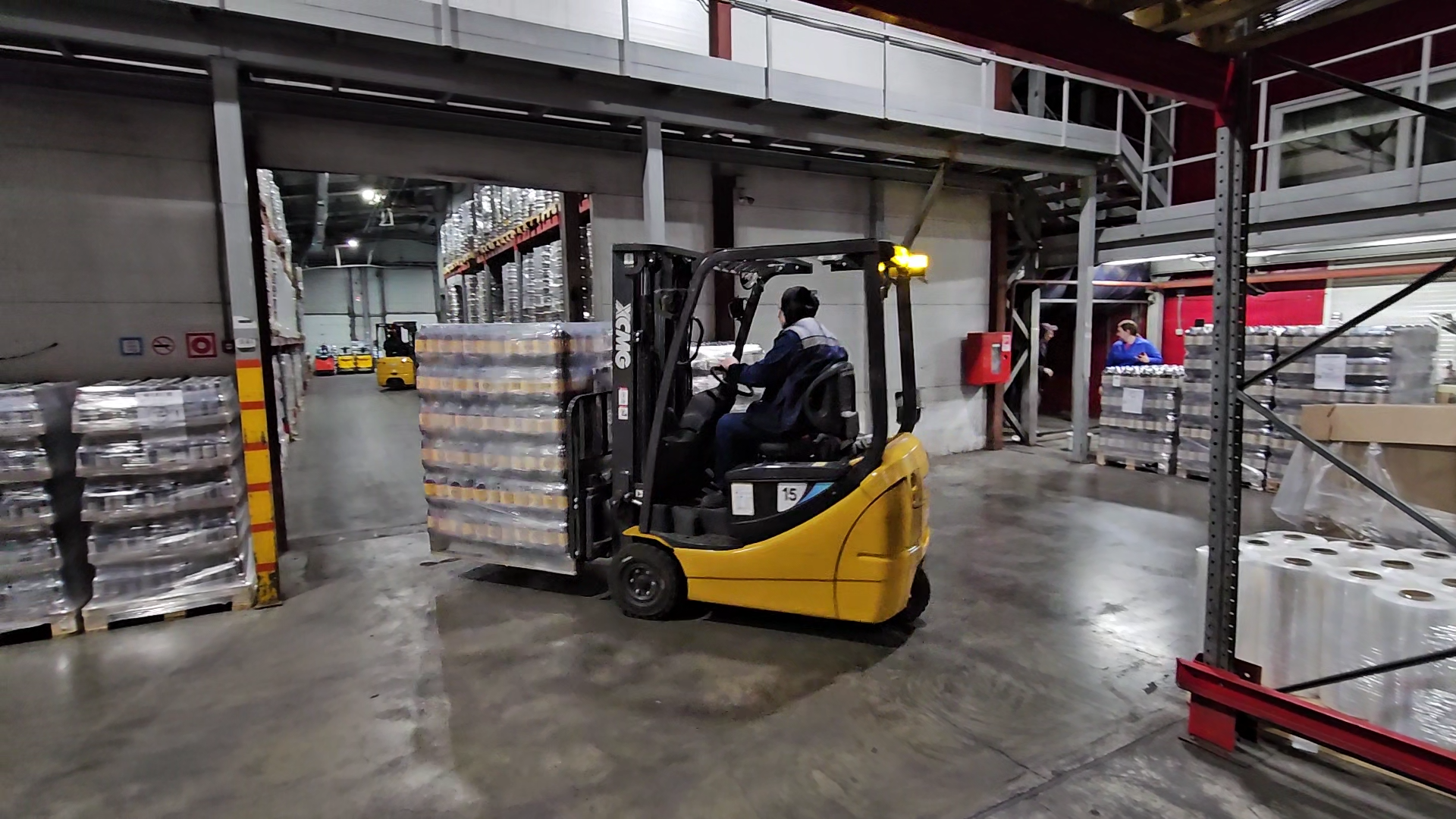 狭窄空间搬运利器！NG电子游戏三支点平衡重叉车