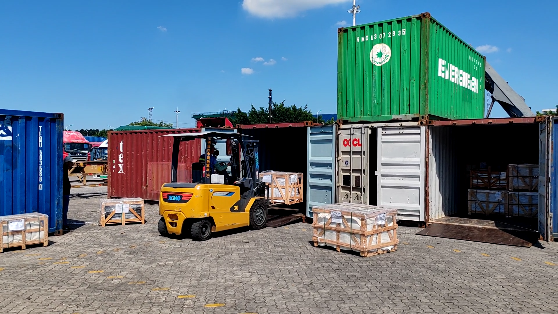 可进箱操作的NG电子游戏电动平衡重叉车