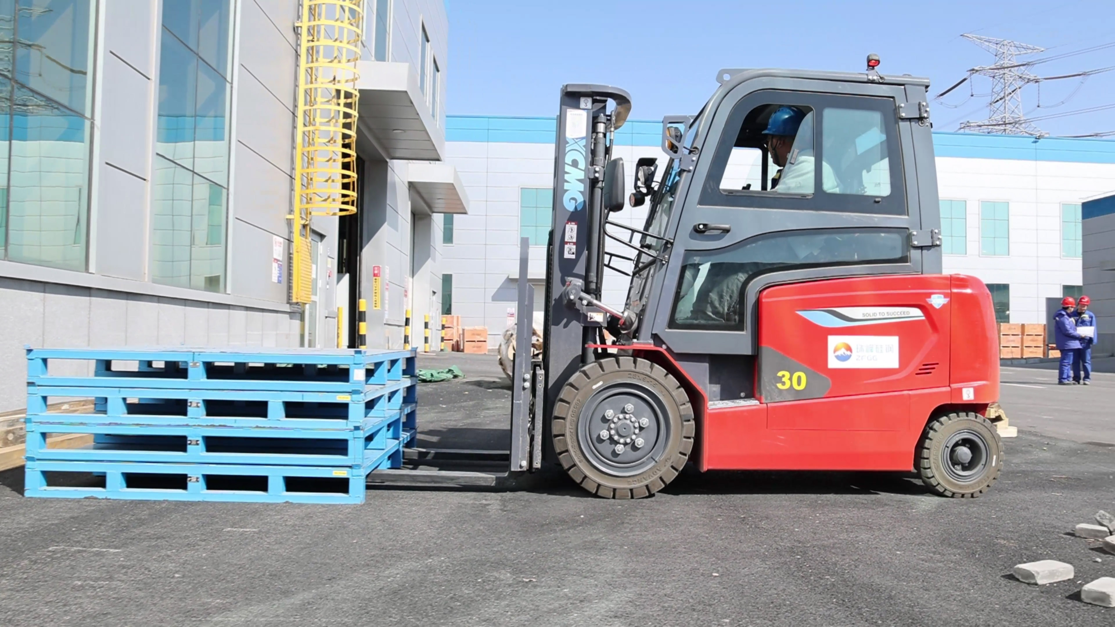 小巧精悍，，NG电子游戏鲲鹏系列电动平衡重叉车制造业大展身手