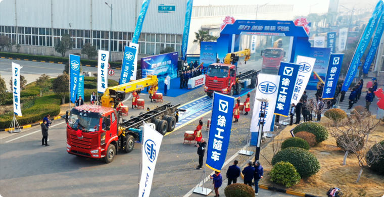 2024年，NG电子游戏&解放“整车一体化”春季订购会盛大举行，批量随车起重运输车开拔出征。