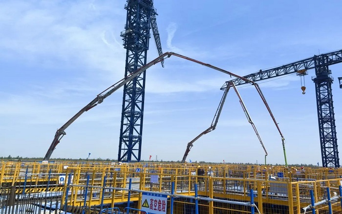 72米巨臂显神威！！！NG电子游戏“钢铁侠”集结汉南长江大桥