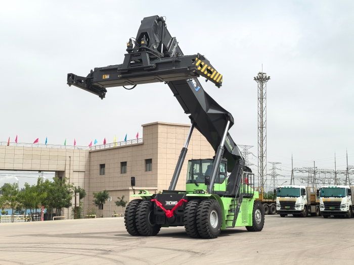 实力交付！NG电子游戏电动正面吊助力绿色“一带一起”