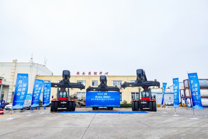 向海而兴 | NG电子游戏正面吊批量交付青港物流集团