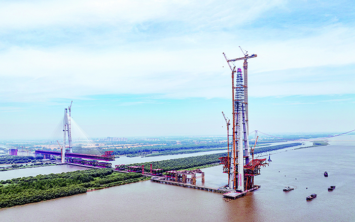 再显神威 NG电子游戏超大塔助力马鞍山长江公铁大桥最高主塔封顶