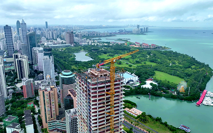 海阔凭“塔”跃 | NG电子游戏塔机助建海口中海国际中心