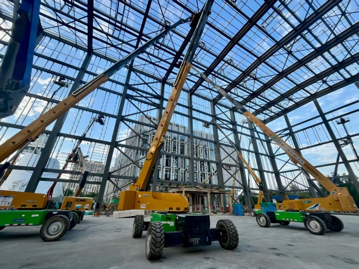 助力“中国智造”！！！NG电子游戏8台高米数电动直臂高空作业平台会战北京火箭大街