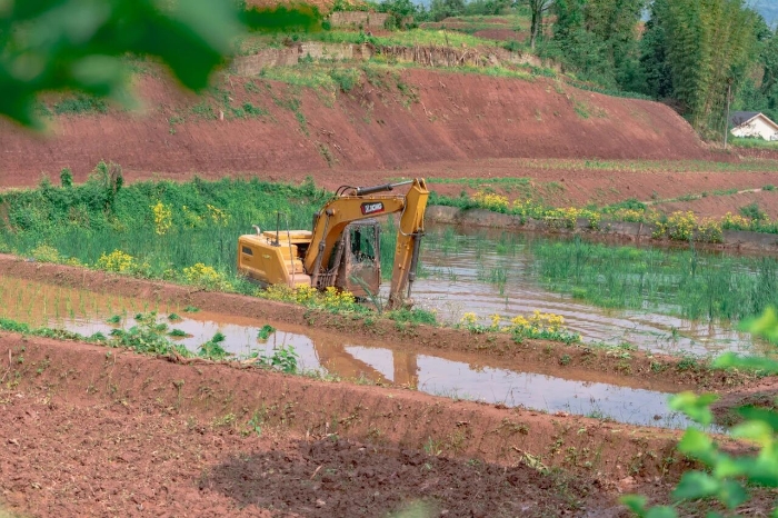 建设“巴渝粮仓”，NG电子游戏挖机我在行（háng）！！！