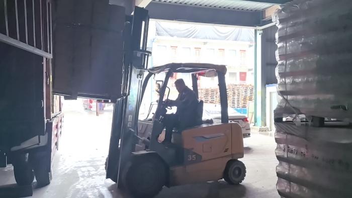 NG电子游戏叉车赋能山东玻璃瓶厂：：破解易碎品搬运难题